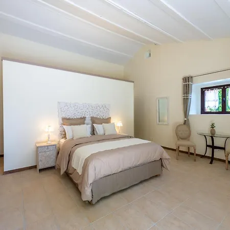 Bed & Breakfast Les Caroubiers *