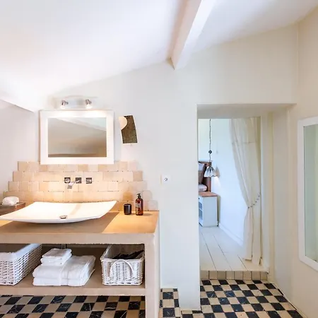 Les Caroubiers Bed & Breakfast *