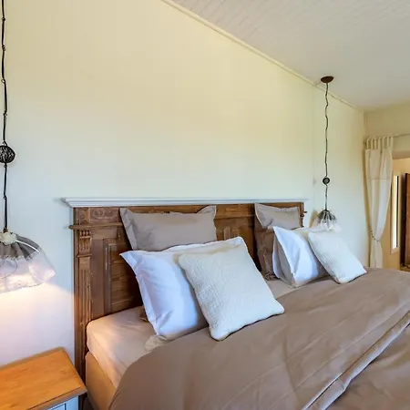 Les Caroubiers Bed & Breakfast