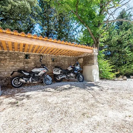 Les Caroubiers Bed & Breakfast